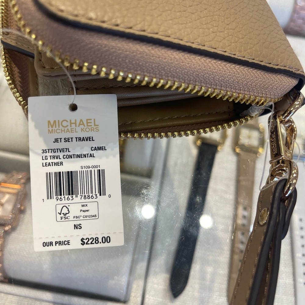 MICHAEL KORS JST Lg Pebbled Leather Continental Wristlet Wallet Phone Hold
Camel - Picture 7 of 16